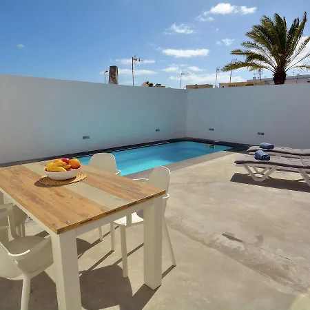 Vila Spacious In Puerto Del Carmen With Swimming Pool *